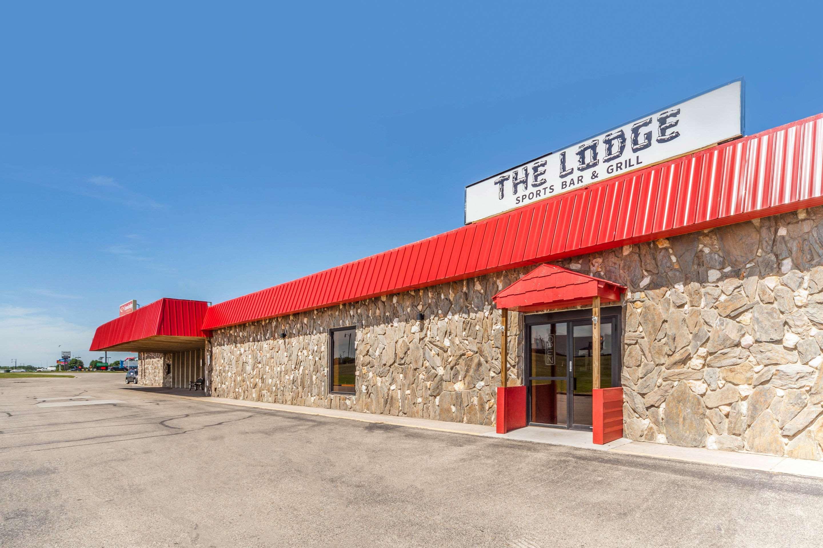 Econo Lodge Inn & Suites Brookings Buitenkant foto